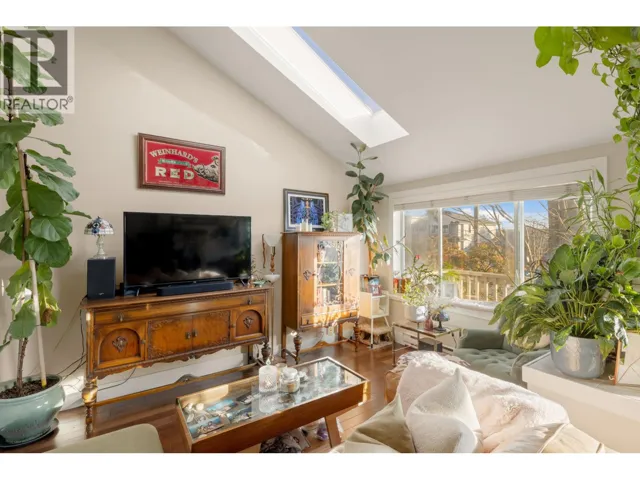612 E 4TH STREET, North Vancouver, British Columbia V7L1J8