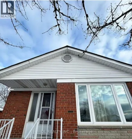 THREE BEDROOMS MAIN FLOOR - 8 HIGHWOOD AVE AVENUE, Toronto (Wexford-Maryvale), Ontario M1R2E4