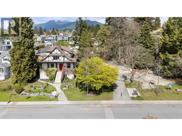 628 E 5TH STREET, North Vancouver, British Columbia V7L1M7