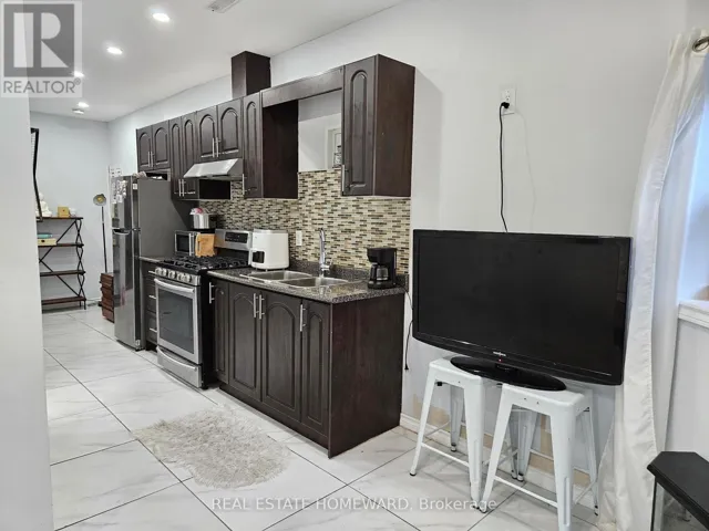 LOWER - 141 COXWELL AVENUE, Toronto (The Beaches), Ontario M4L3B4