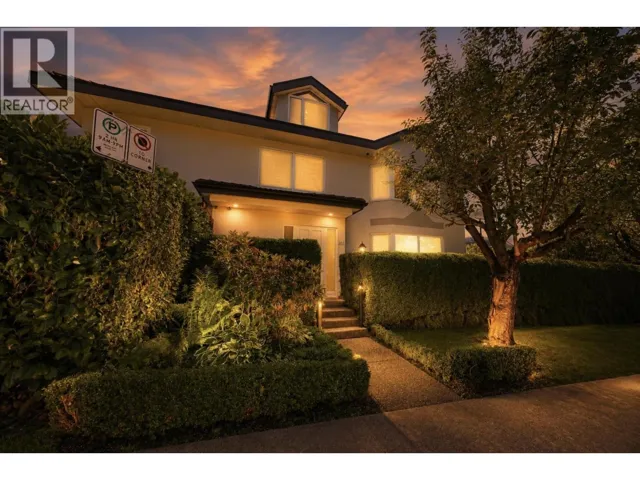 305 E 17TH STREET, North Vancouver, British Columbia V7L2W1