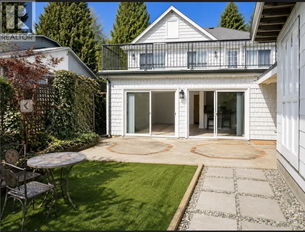 Ground Level MATHERS AVENUE, West Vancouver, British Columbia V7T2G2
