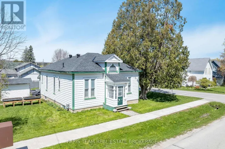 16 PEEL STREET, Penetanguishene, Ontario L9M1A6