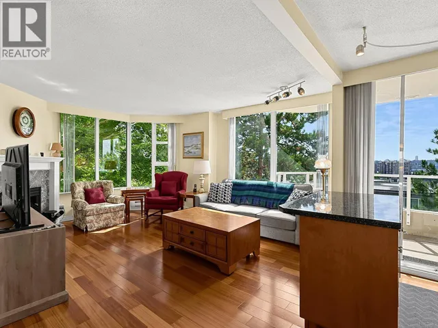 303 412 TWELFTH STREET, New Westminster, British Columbia V3M6R2