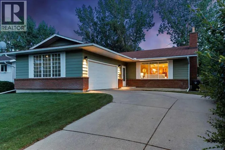124 Oakmoor Place SW, Calgary, Alberta T2V4A3
