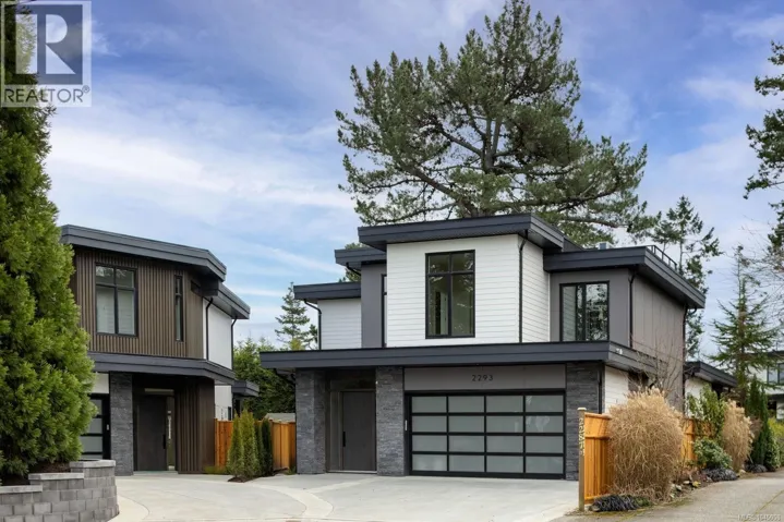 2293 Adela Pl, Sidney, British Columbia V8L1R2