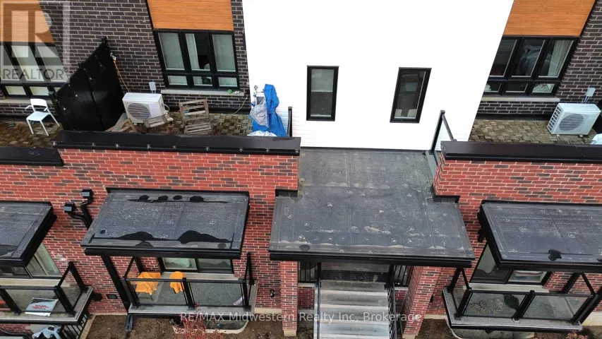 35 - 287 CHAPEL HILL DRIVE, Kitchener, Ontario N2R0S4