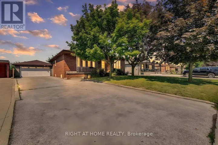 110 JAY STREET, Toronto (Maple Leaf), Ontario M6L2M2