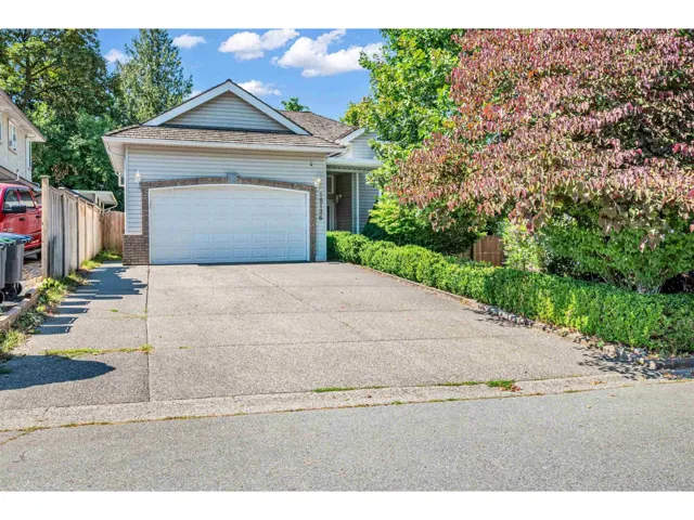 18136 CLAYTONWOOD CRESCENT, Surrey, British Columbia V3S7T5