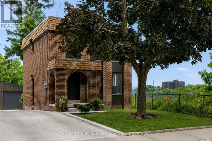 19 ARNOLD AVENUE, Toronto (Rockcliffe-Smythe), Ontario M6N4M8