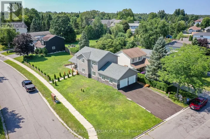 15 LANKIN AVENUE, Bracebridge (Monck (Bracebridge)), Ontario P1L1Y4