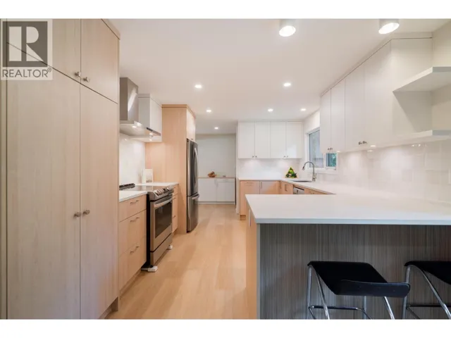 1139 HERITAGE BOULEVARD, North Vancouver, British Columbia V7J3G8