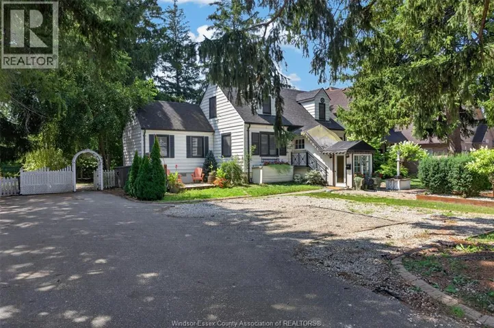935 BARTLET, Windsor, Ontario N9G1V3