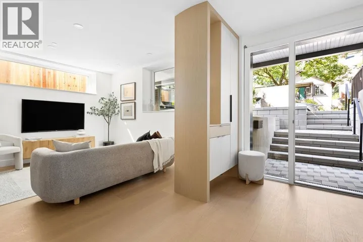 2 2124 E 8 AVENUE, Vancouver, British Columbia V5N1V5