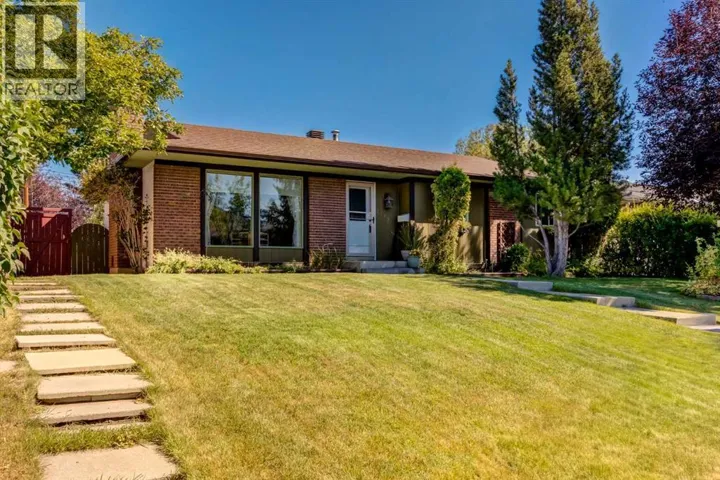 2512 106 Avenue SW, Calgary, Alberta T2W2H9