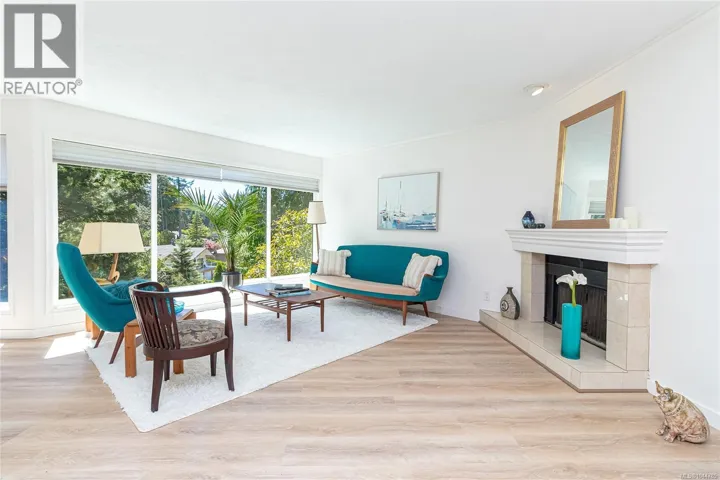 4468 Autumnwood Lane, Saanich, British Columbia V8X4V8