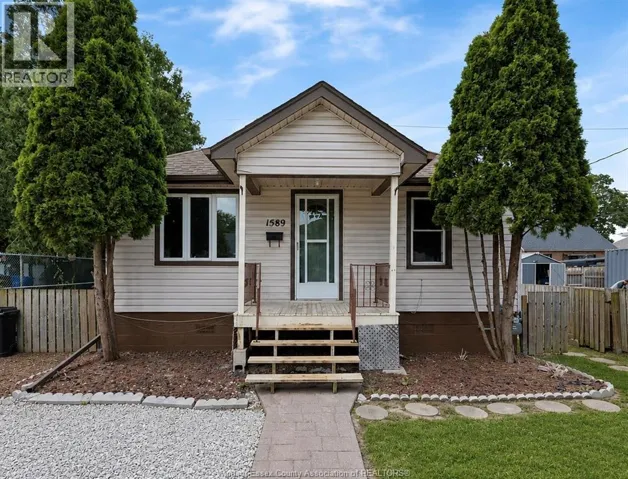 1589 DROUILLARD, Windsor, Ontario N8Y2S1