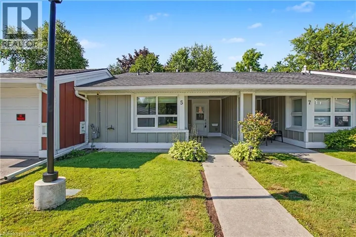 5 SZOLLOSY Circle, Hamilton, Ontario L9B1T8