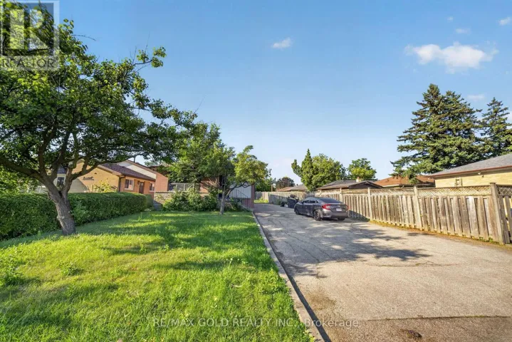 UPPER - 204 TAYSHAM CRESCENT, Toronto (Thistletown-Beaumonde Heights), Ontario M9V1X7