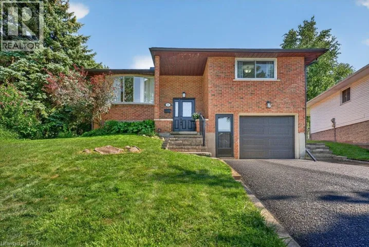 11 GRAYWOOD Court, Kitchener, Ontario N2E1W2