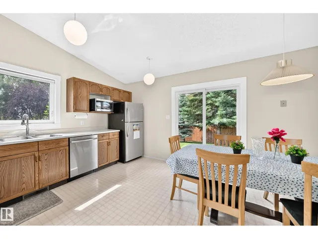 2404 37 ST NW, Edmonton, Alberta T6L6E3