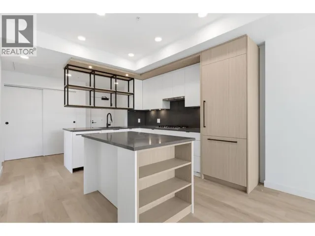 302 2268 E BROADWAY, Vancouver, British Columbia V5N0L2