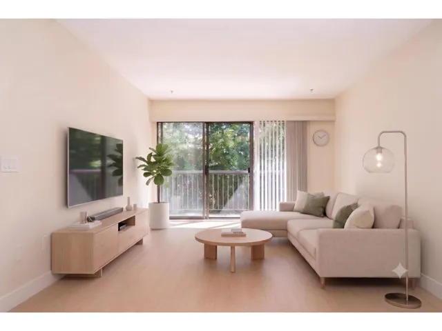 208 15020 NORTH BLUFF ROAD, White Rock, British Columbia V4B5A4