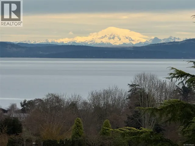 204 5350 Sayward Hill Cres, Saanich, British Columbia V8Y3H9
