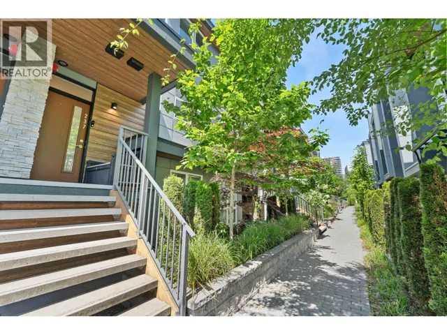 237 2060 CURLING ROAD, North Vancouver, British Columbia V7P0E1
