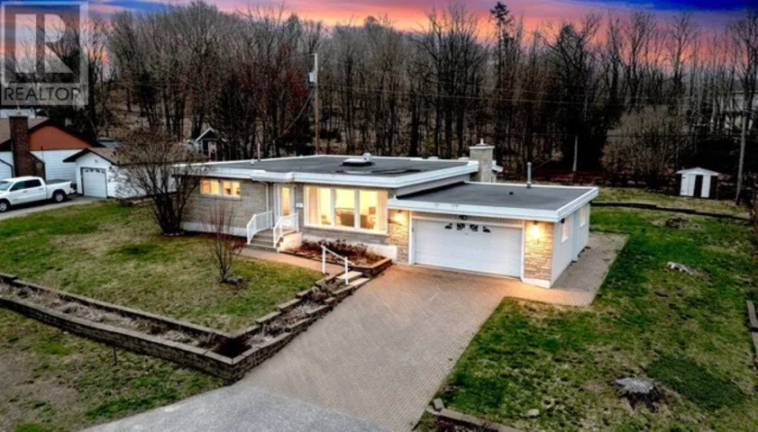 25 Gillanders RD, Elliot Lake, Ontario P5A1W4