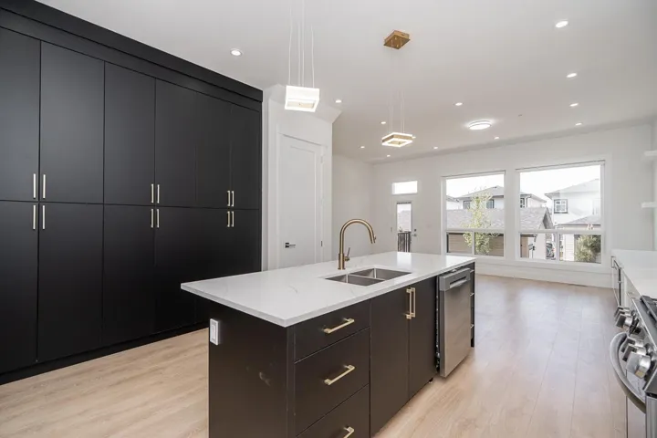20547 74B AVENUE, Langley, British Columbia V2Y3S8