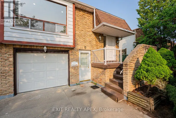 122 CENTRE STREET N, Brampton (Brampton North), Ontario L6V2Z3