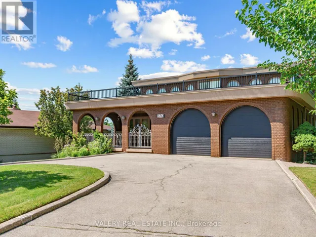 370 MAPLE LEAF DRIVE, Toronto (Maple Leaf), Ontario M6L1P6