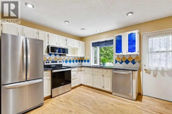 107 Bermuda Drive NW, Calgary, Alberta T3K1H6