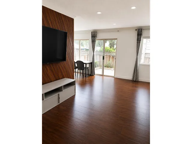 99 15275 105AVE AVENUE, Surrey, British Columbia V3R1S1