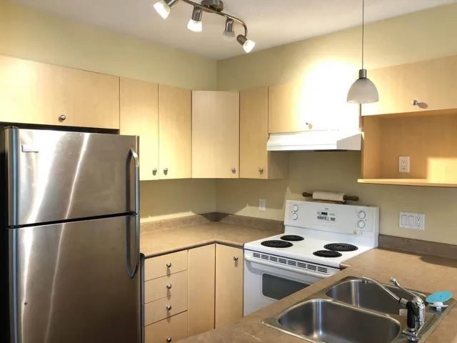 18883 65 AVE, Surrey, British Columbia V3S8Y2