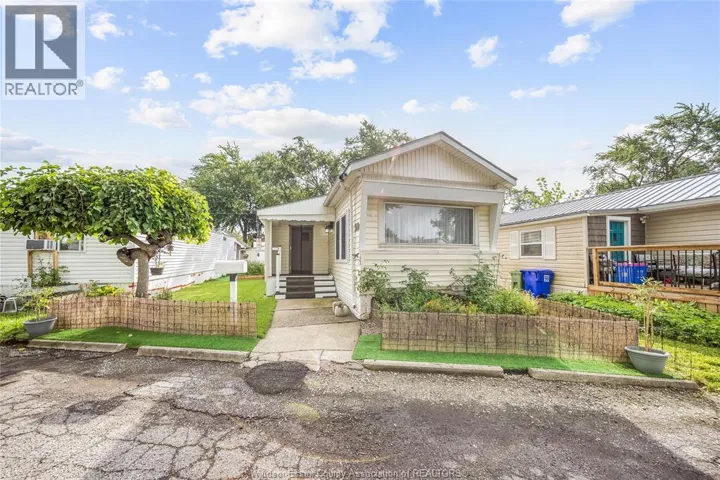 310 POMPANO AVENUE, Windsor, Ontario N8W2A7