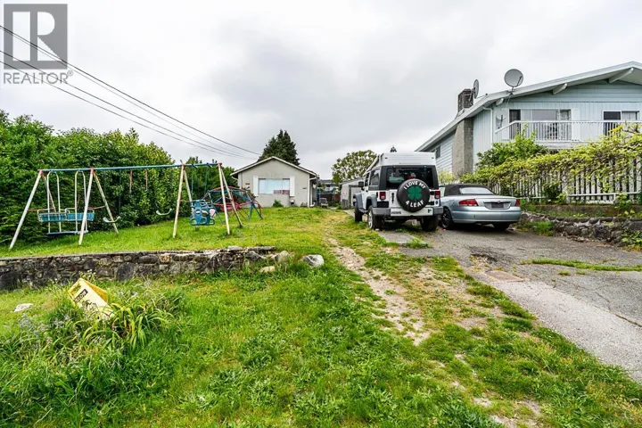 2233 EDINBURGH STREET, New Westminster, British Columbia V3M2Y2
