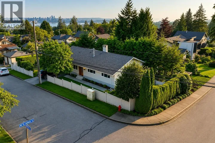 3277 CHESTERFIELD AVENUE, North Vancouver, British Columbia V7N3M8