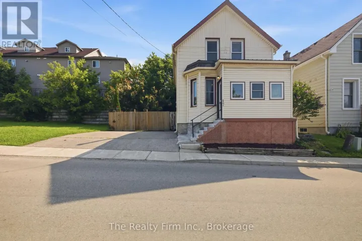 17 DOUGLAS STREET, Woodstock (Woodstock - South), Ontario N4S2Y1