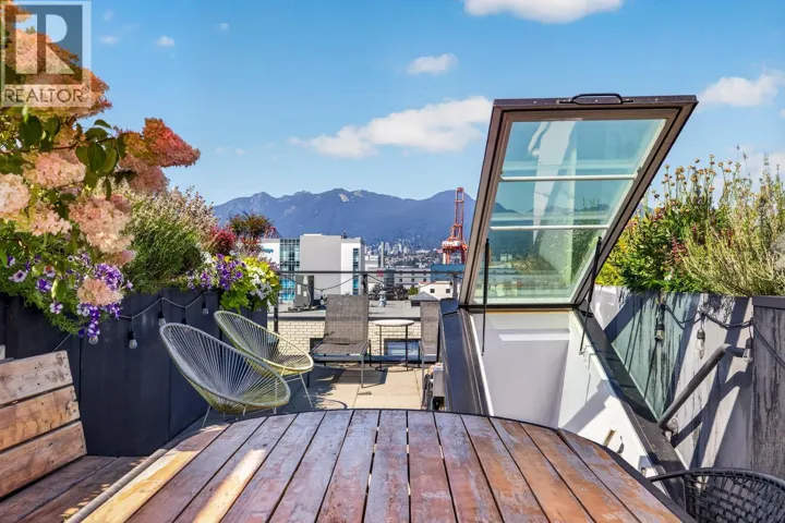 305 1647 E PENDER STREET, Vancouver, British Columbia V5L1W2