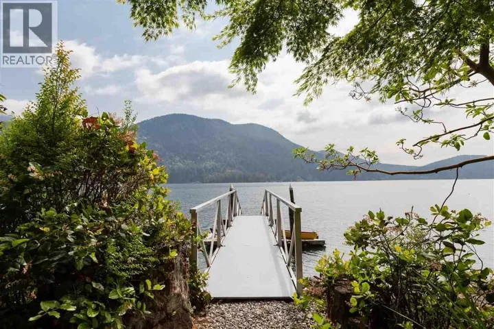 330 SASAMAT LANE, North Vancouver, British Columbia V7G2S4