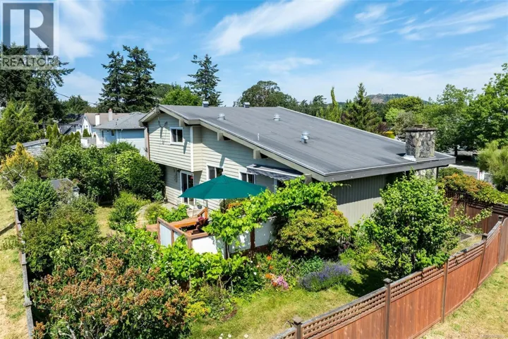 4070 Larchwood Dr, Saanich, British Columbia V8N6H7