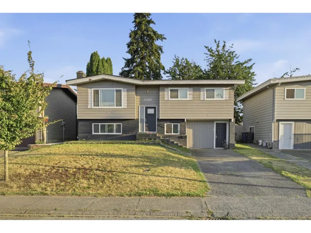 32082 AUSTIN AVENUE, Abbotsford, British Columbia V2T4P3