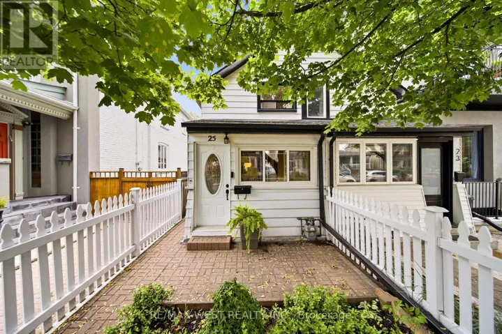 25 BATAVIA AVENUE, Toronto (Rockcliffe-Smythe), Ontario M6N4A1
