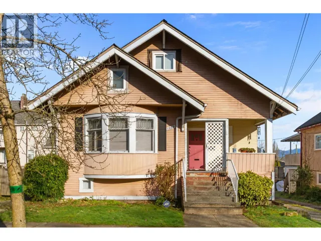 1925 ADANAC STREET, Vancouver, British Columbia V5L2E5