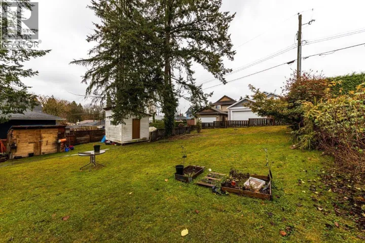 320 HOLMES STREET, New Westminster, British Columbia V3L4X5