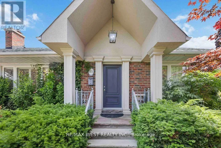 11 DUVAL DRIVE, Toronto (Maple Leaf), Ontario M6L2J9