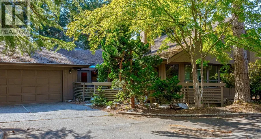 2680 Arbutus Rd, Saanich, British Columbia V8N1W6