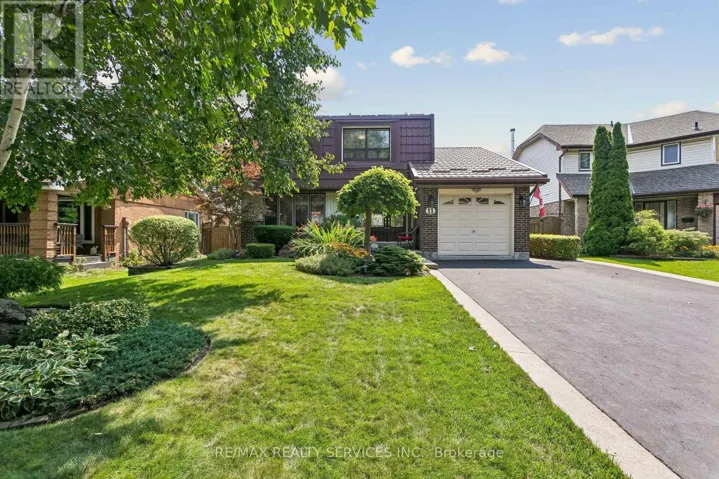 11 LONGBOURNE CRESCENT, Brampton (Westgate), Ontario L6S2R8
